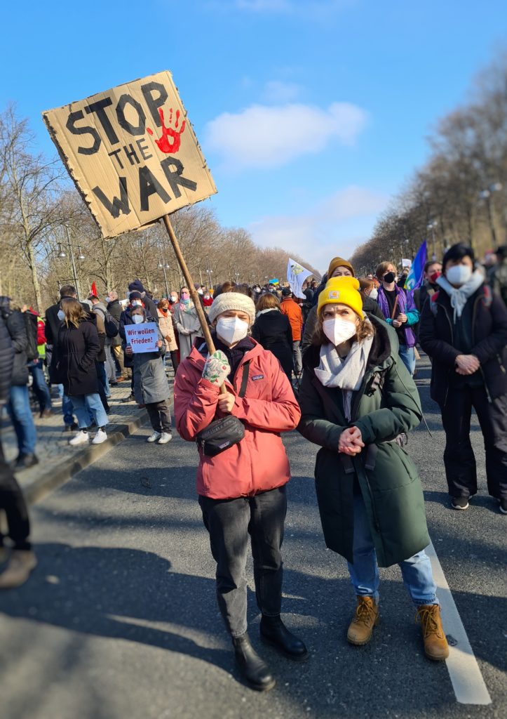 Zwei Demonstrierende in Berlin gegen den Krieg in der Ukraine