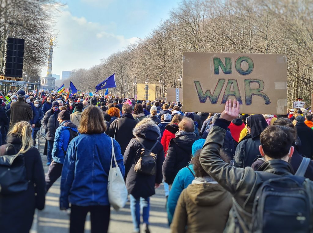 Demonstrierende auf der Demo gegen den Krieg in der Ukraine in Berlin
