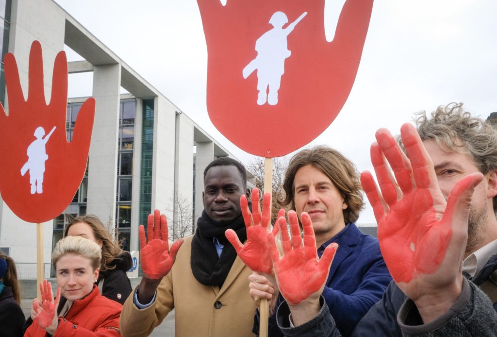 Mitglieder des Deutschen Bündnis Kindersoldaten am Red Hand Day vor dem Bundestag