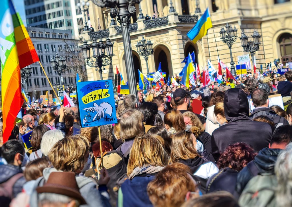 Pazifismus: Menge auf einer Friedensdemo zum Ukraine-Krieg
