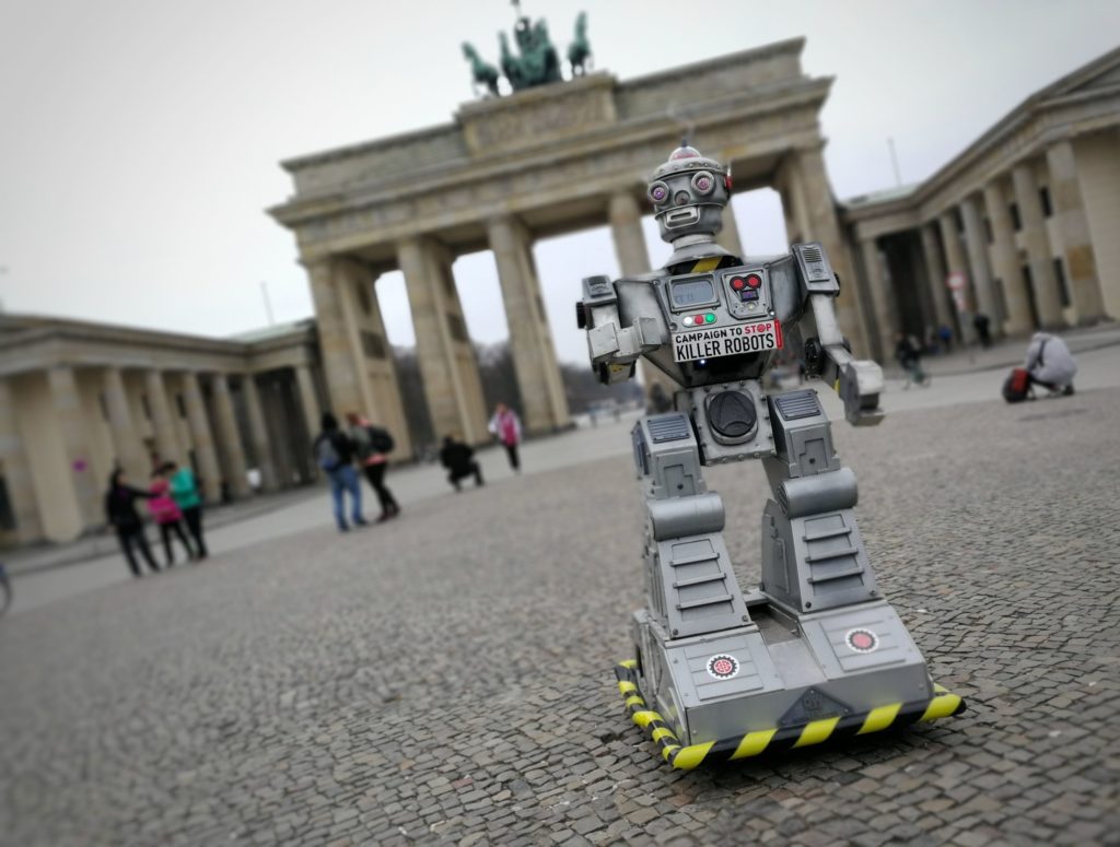 „Campaign to Stop Killer Robots“ vor dem Brandenburger Tor