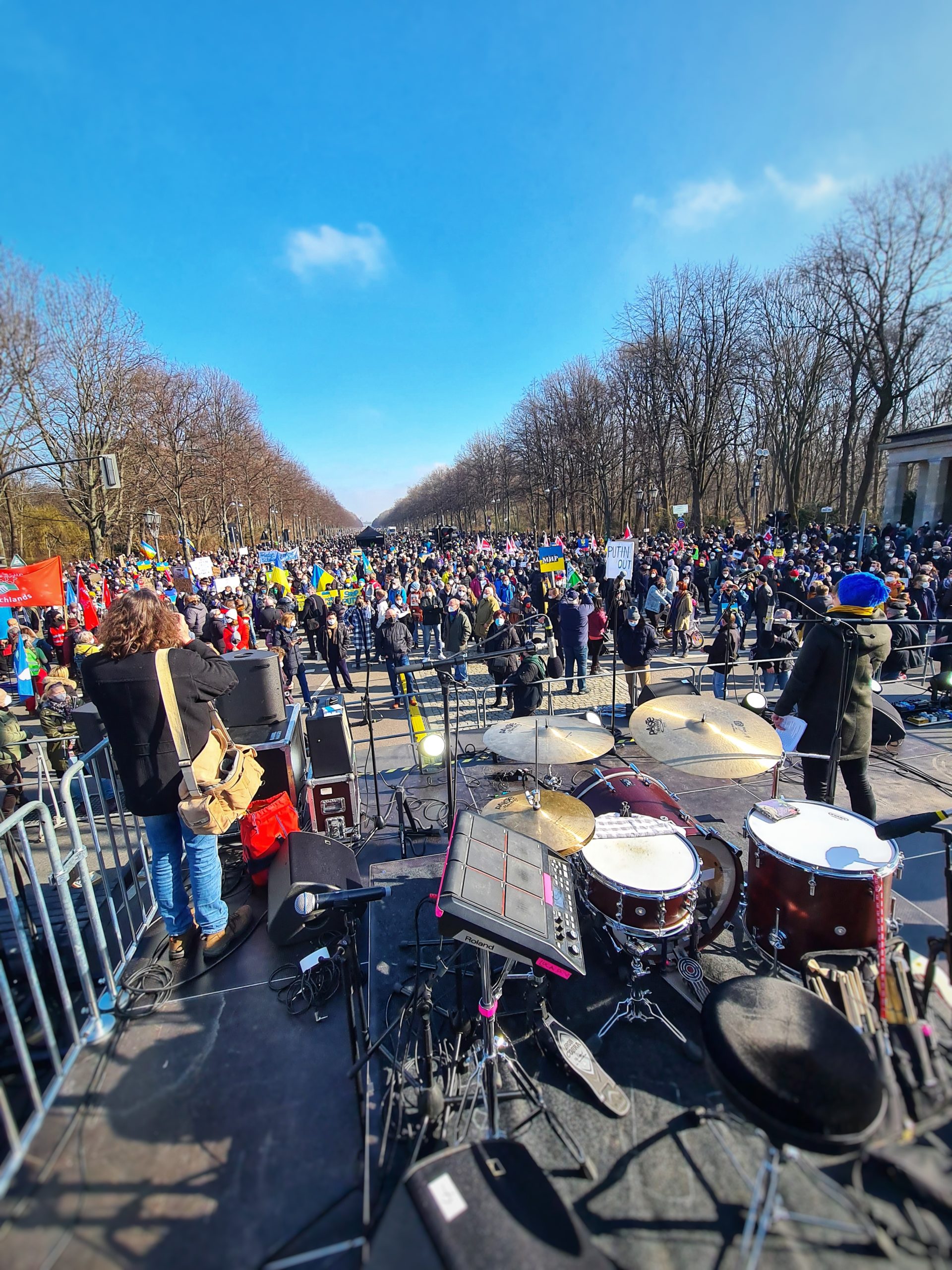 Blick von der Berliner Bühne der Demo gegen den Krieg in der Ukraine