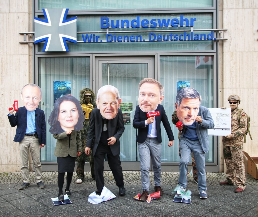 Aktion gegen Sondervermögen für die Bundeswehr in Berlin