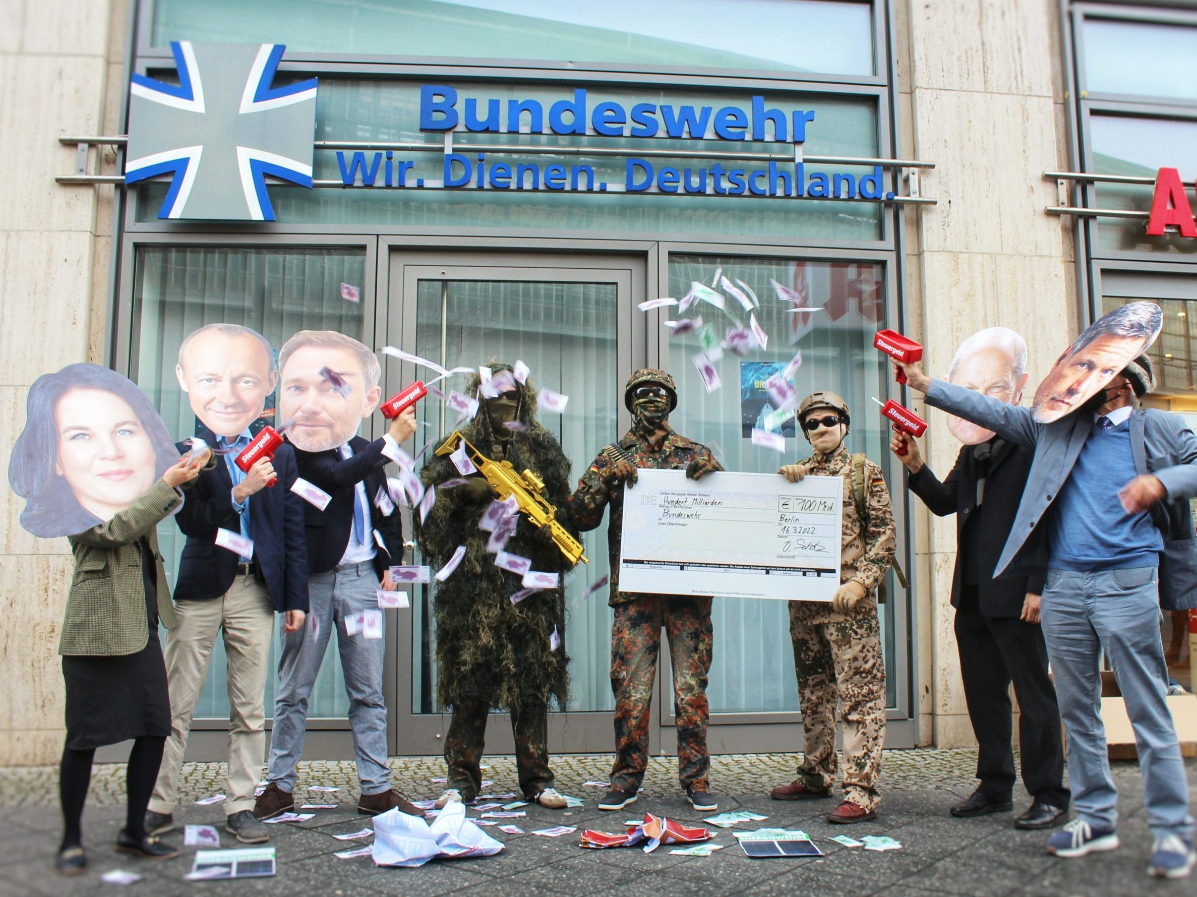 Aktion gegen das Sondervermögen der Bundeswehr vor dem Bundeswehr-Showroom