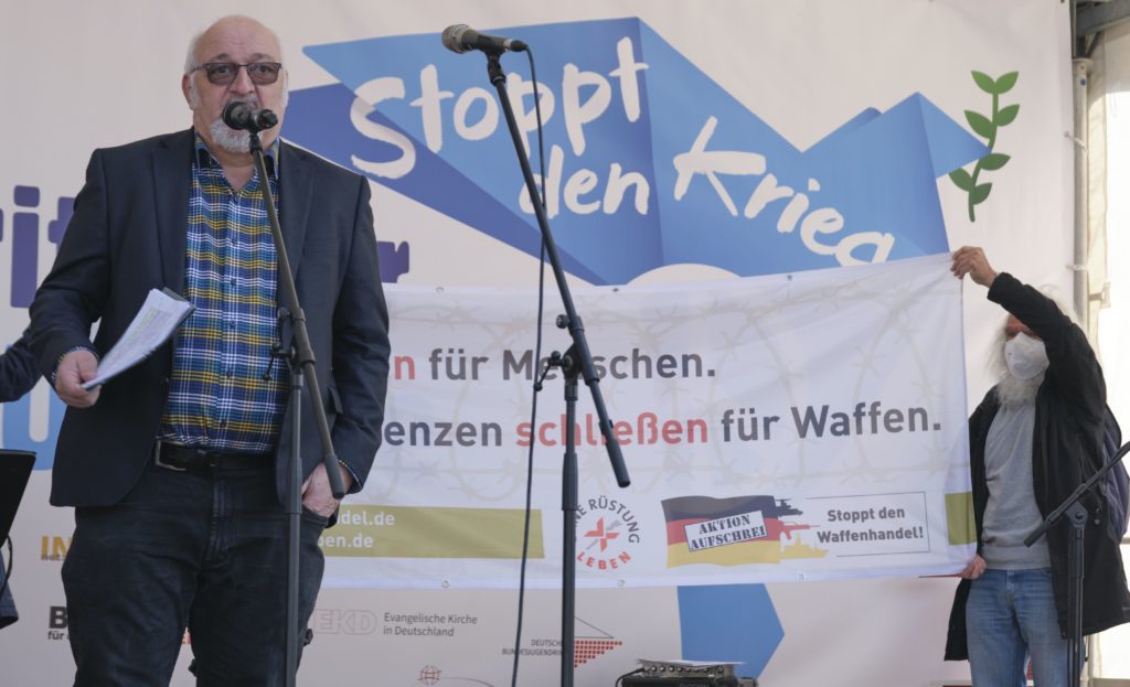 Jürgen Grässlin bei seinem Redebeitrag auf der Friedensdemo in Stuttgart