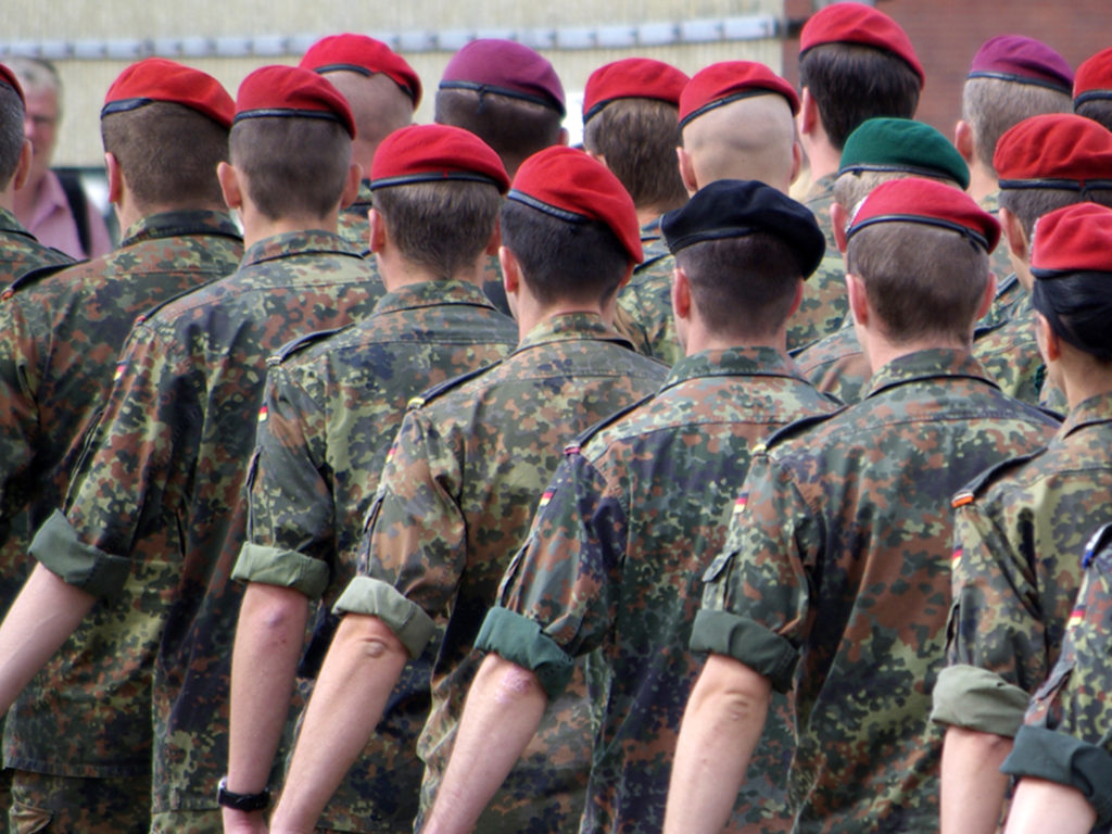 Deutsche Bundeswehrsoldaten marschieren